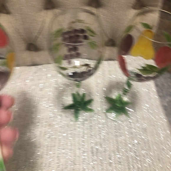 Three beautiful hand-painted, 8 ounce wine, glasses, floral grapes - Picture 4 of 6
